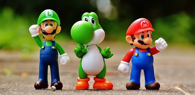 Figurki bohaterów Mario ustawione w rzędzie