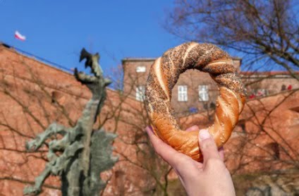 Obwarzanek i Smok Wawelski na tle Wawelu
