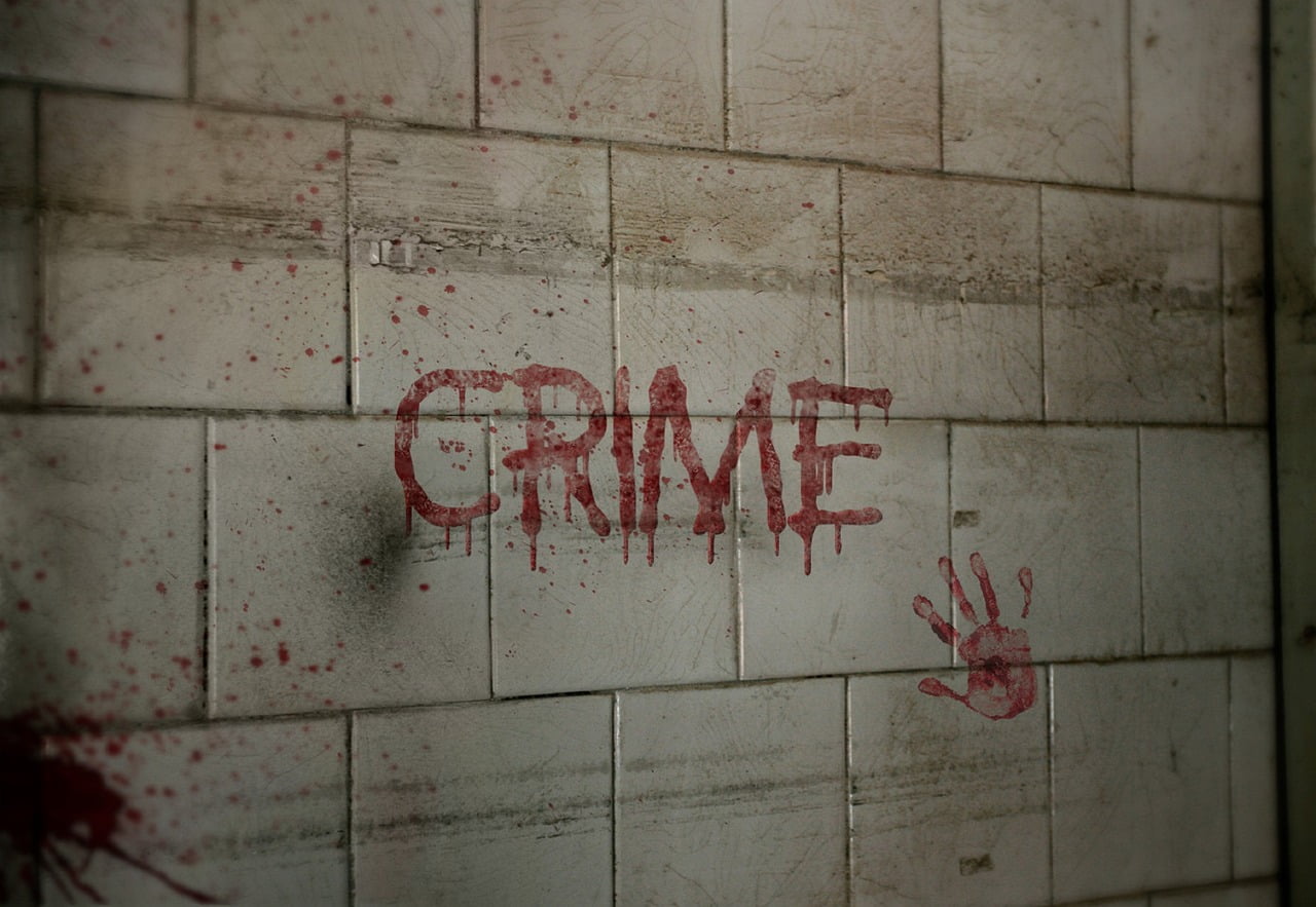 Napis „crime” wypisany krwią na ścianie