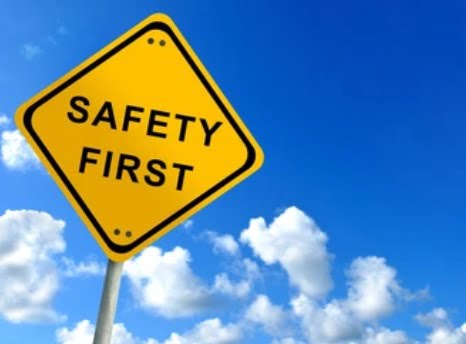 Tabliczka z napisem „safety first”
